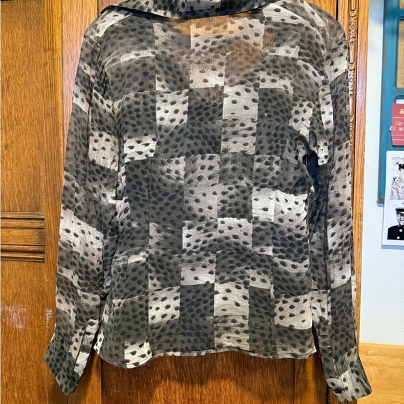 Patterned Button-Up Blouse - Picture 4 of 7